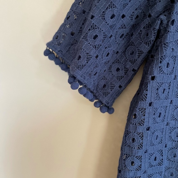 Banana Republic Navy Short Sleeved Eyelet Lace Top. Size L - Picture 3 of 7